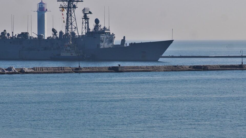 Santa Maria увійшла в порт Одеси у супроводі дельфінів