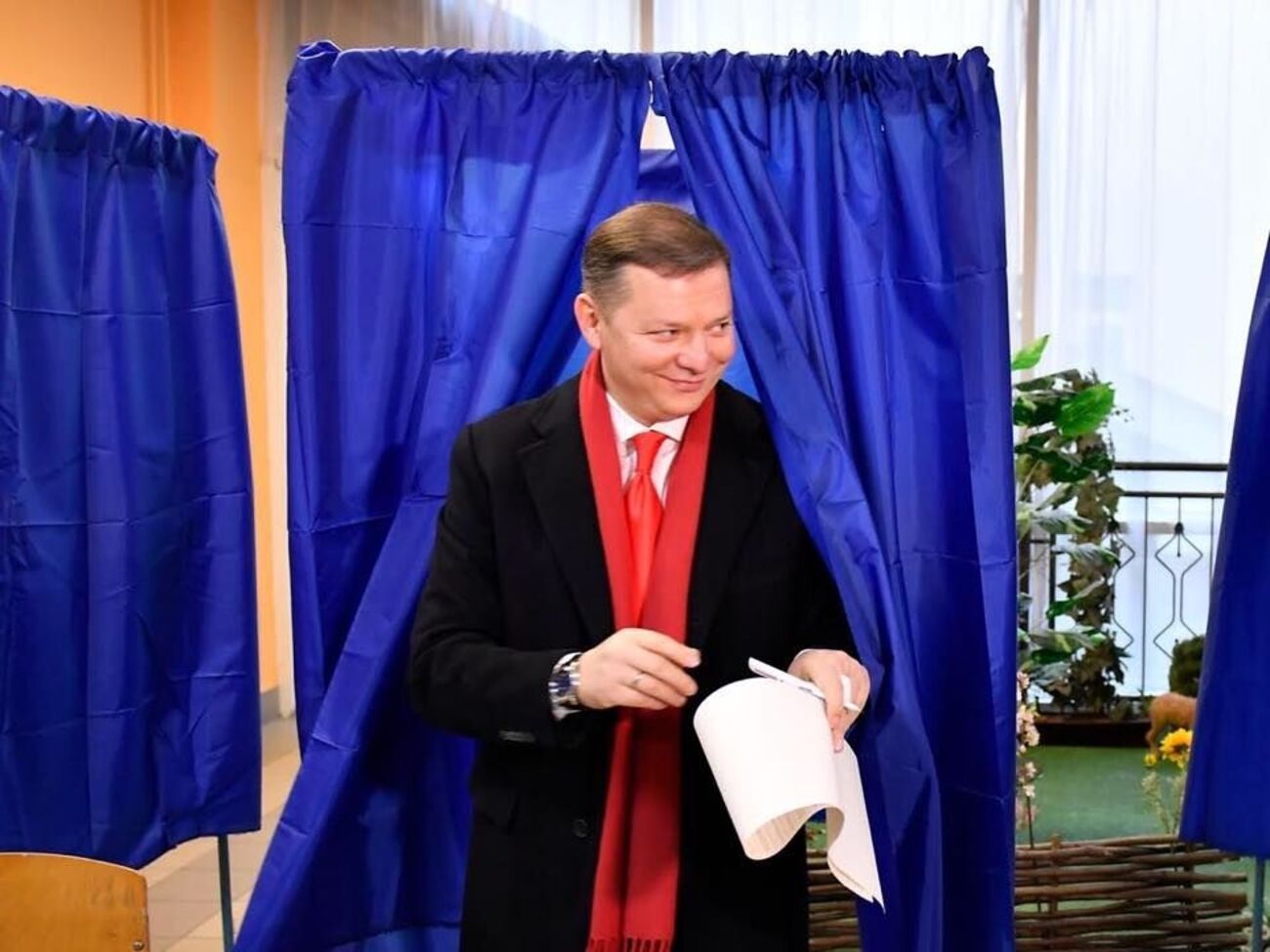 Ляшко&nbsp;продемонстрировал свой бюллетень в присутствии телекамер и избирателей