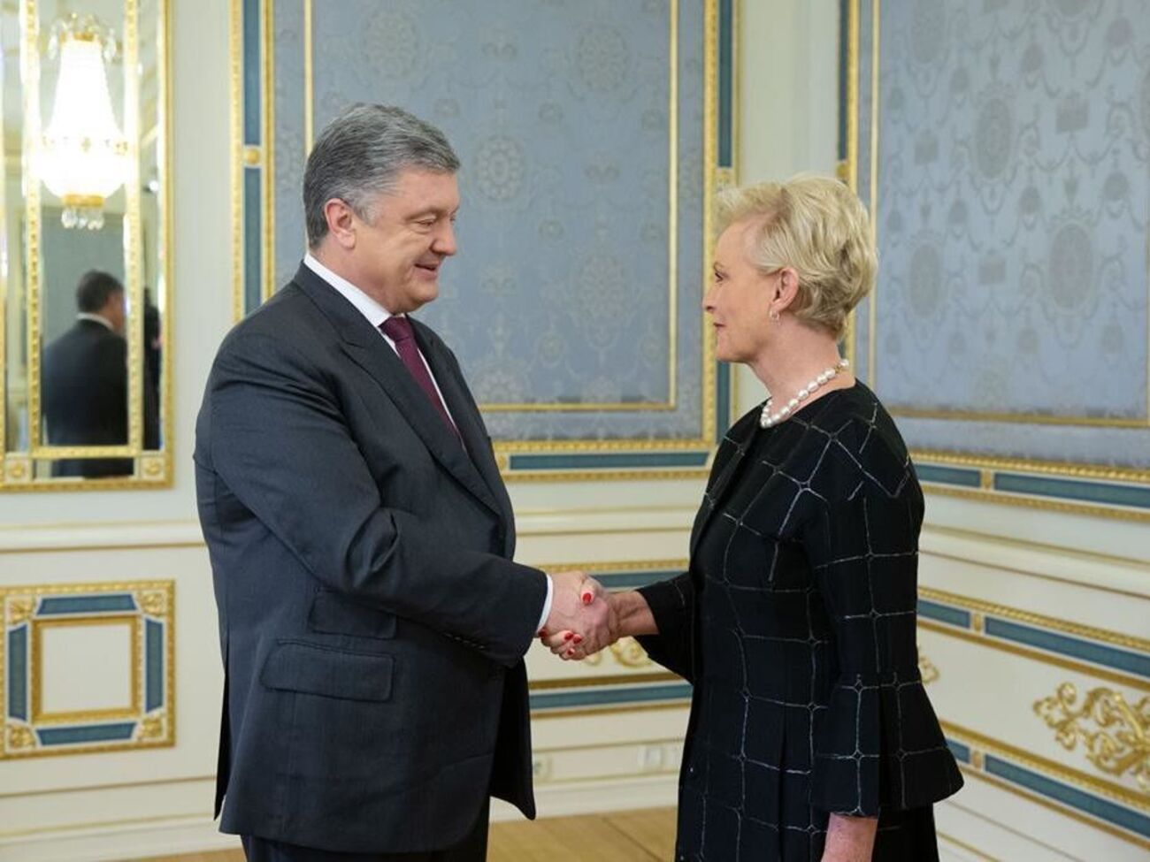 Порошенко: Дякую пані Маккейн за теплу зустріч