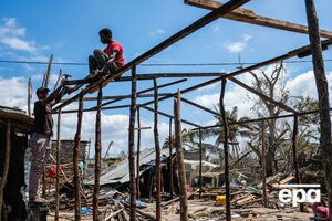 Потоки води затоплювали дороги і зносили будинки