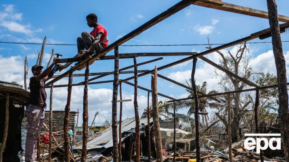 Потоки воды затапливали дороги и сносили дома