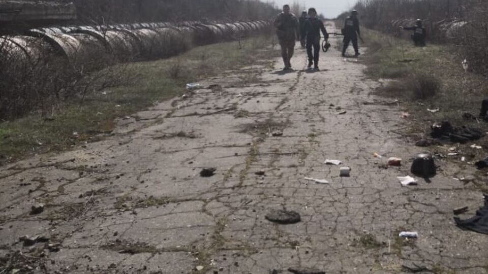 Під час роботи фахівців Держслужби з надзвичайних ситуацій у так званій сірій зоні вибухнув невідомий предмет