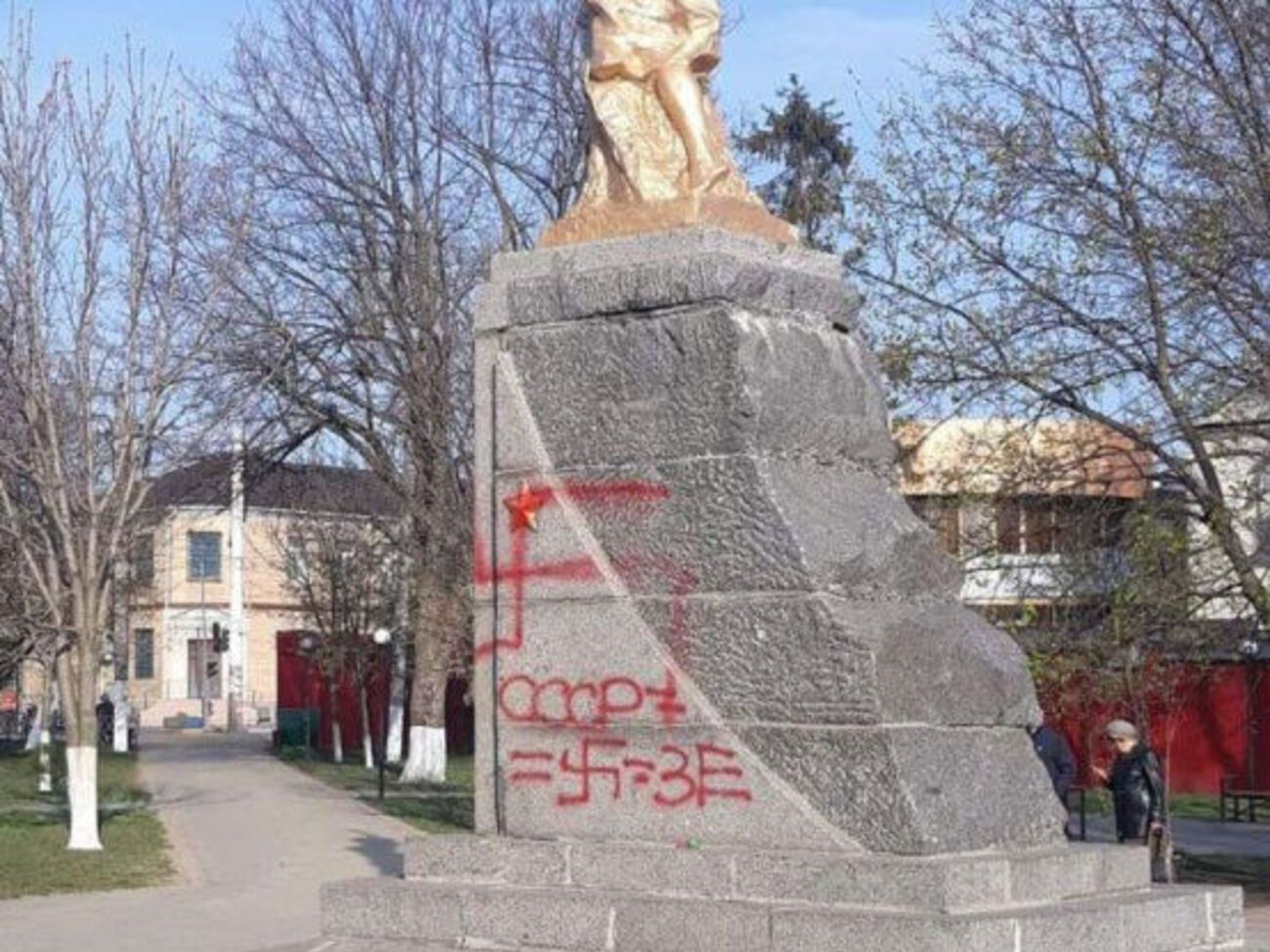 "Зе", "СССР", свастика. Неизвестные разрисовали памятник труду в Одесской области. Фоторепортаж