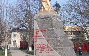 "Зе", "СССР", свастика. Неизвестные разрисовали памятник труду в Одесской области. Фоторепортаж