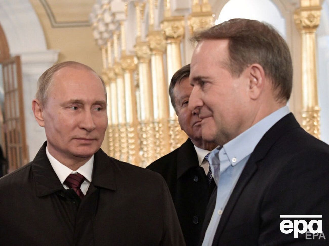 Медведчук (праворуч) заявив, що в межах переговорної групи виконував прохання президента України