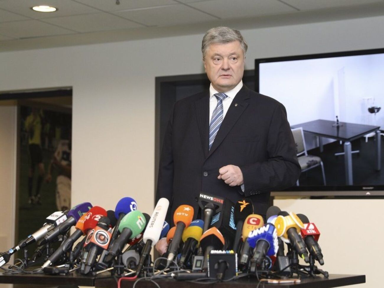 Порошенко призвал Зеленского прийти на дебаты