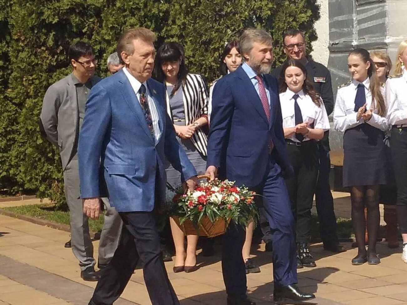 Новинський із представниками одеської парторганізації Опозиційного блоку поклали квіти до пам'ятника Невідомому матросу