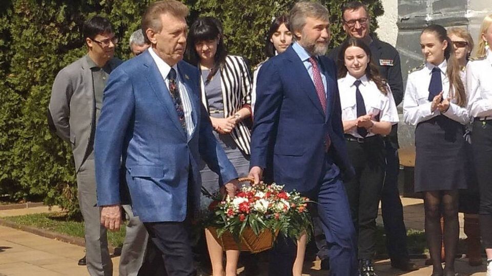 Новинський із представниками одеської парторганізації Опозиційного блоку поклали квіти до пам'ятника Невідомому матросу