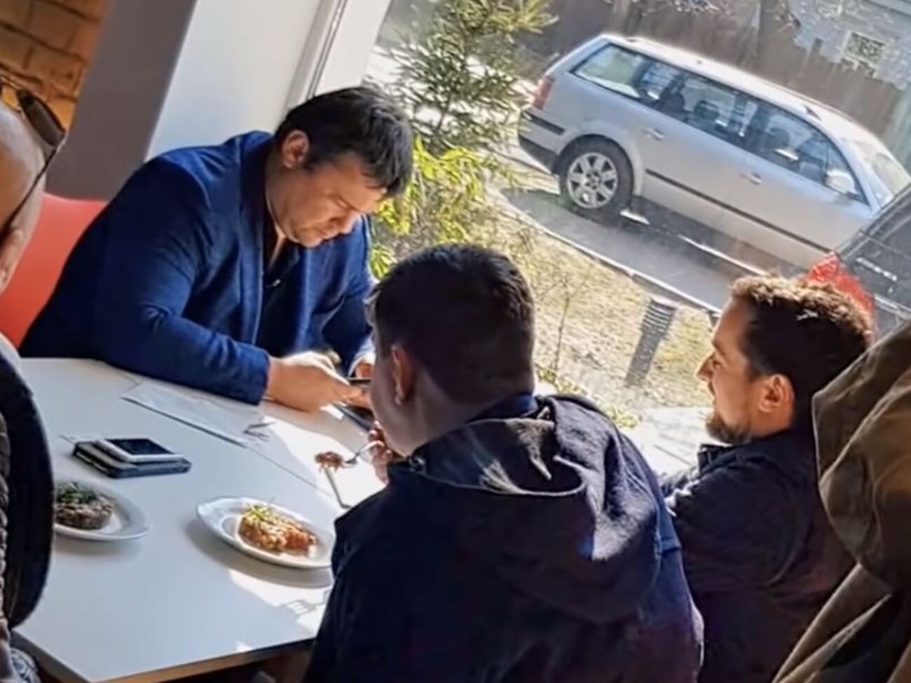 Богдан (слева) в 2014 году стал советником Коломойского, когда бизнесмен возглавил Днепропетровскую область