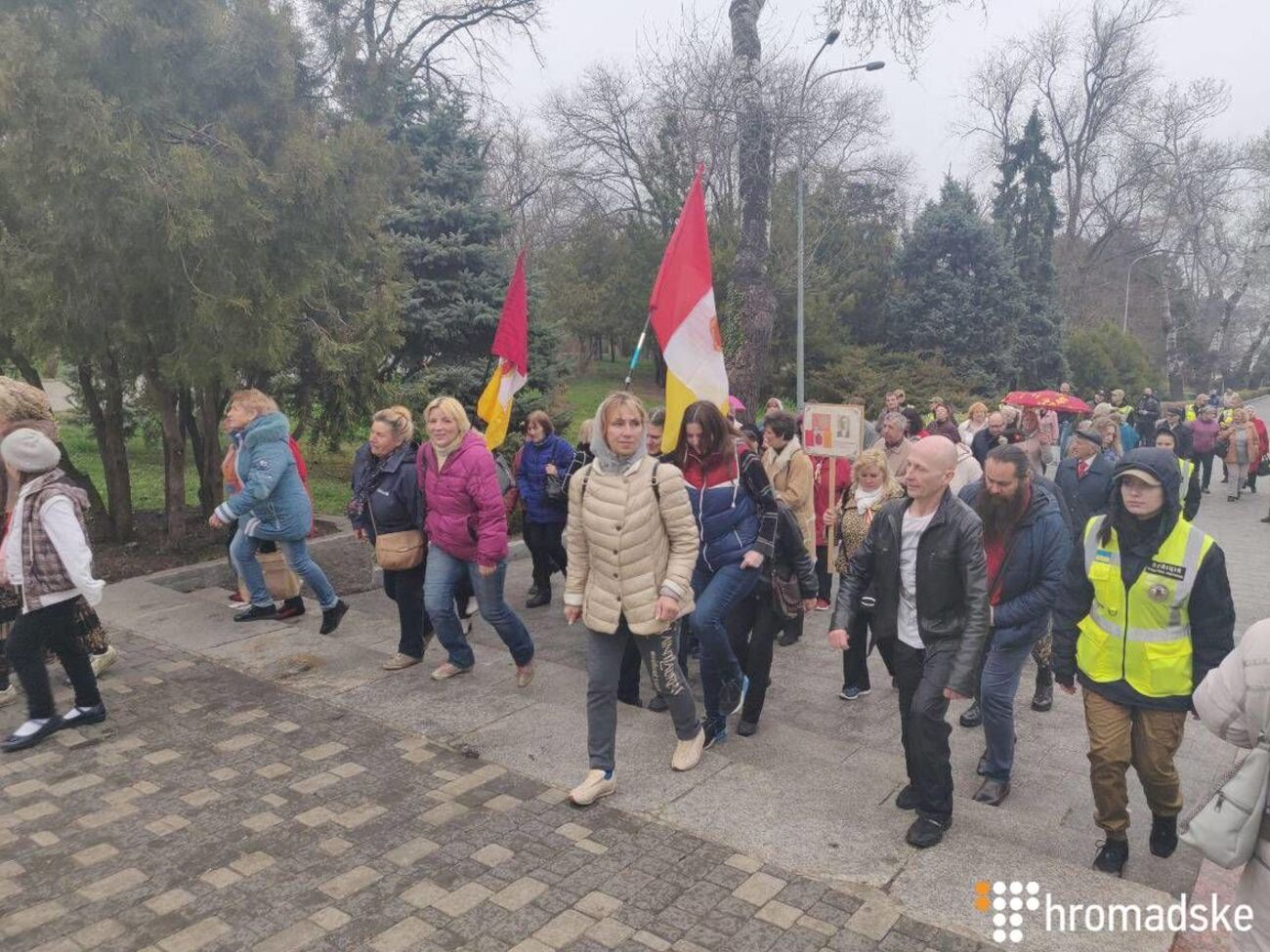Учасники маршу під російські пісні пройшлися до Вічного вогню