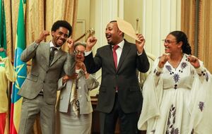 На церемонии чествования Лилеса (слева) и премьер Абий позировали с поднятыми руками, что символизировало сброшенные наручники