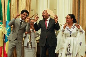 На церемонии чествования Лилеса (слева) и премьер Абий позировали с поднятыми руками, что символизировало сброшенные наручники