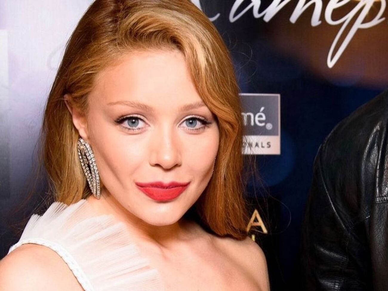 Тина Кароль надела платье с оборками