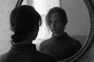 Викандер снялась в черно-белом ролике