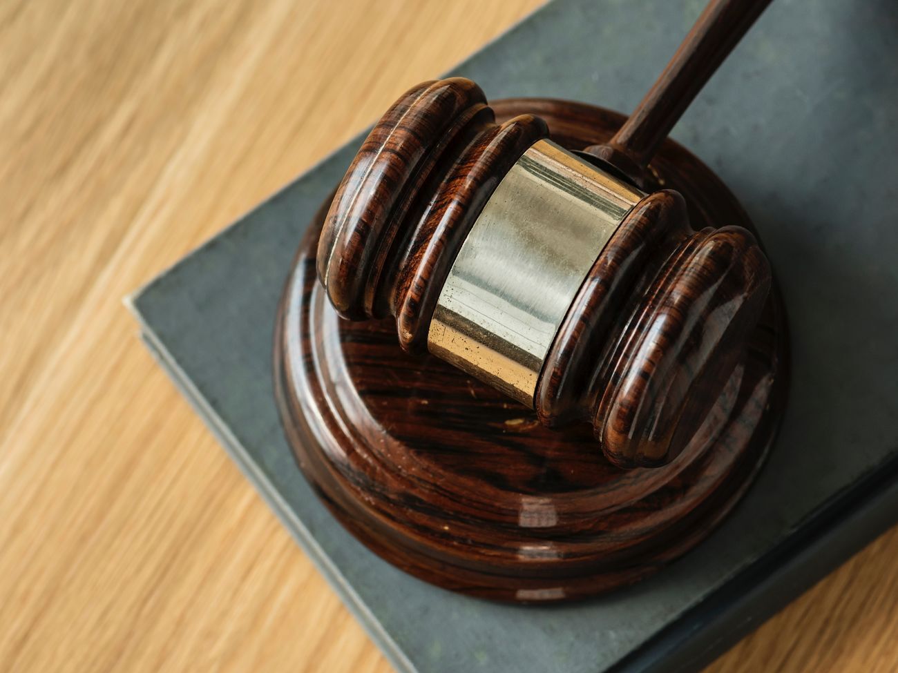 Суд отменил решение о выдворении Шувалова