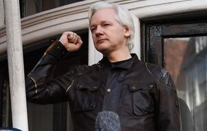 Сегодня Ассанжа задержали