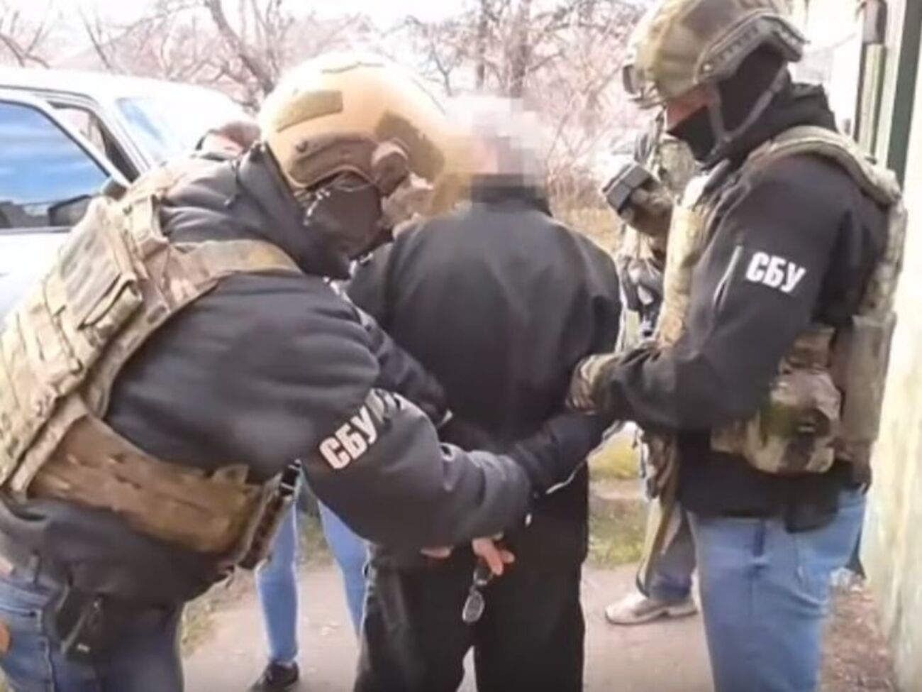 9 квітня поліцейського затримали
