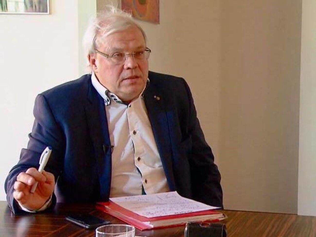 Украинские власти обвиняли Вершютца в том, что он освещал события в Украине, широко используя штампы кремлевской пропаганды и тиражируя фейки