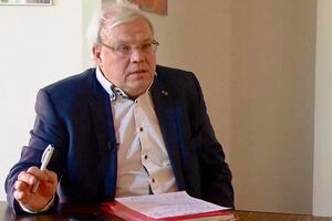 Украинские власти обвиняли Вершютца в том, что он освещал события в Украине, широко используя штампы кремлевской пропаганды и тиражируя фейки