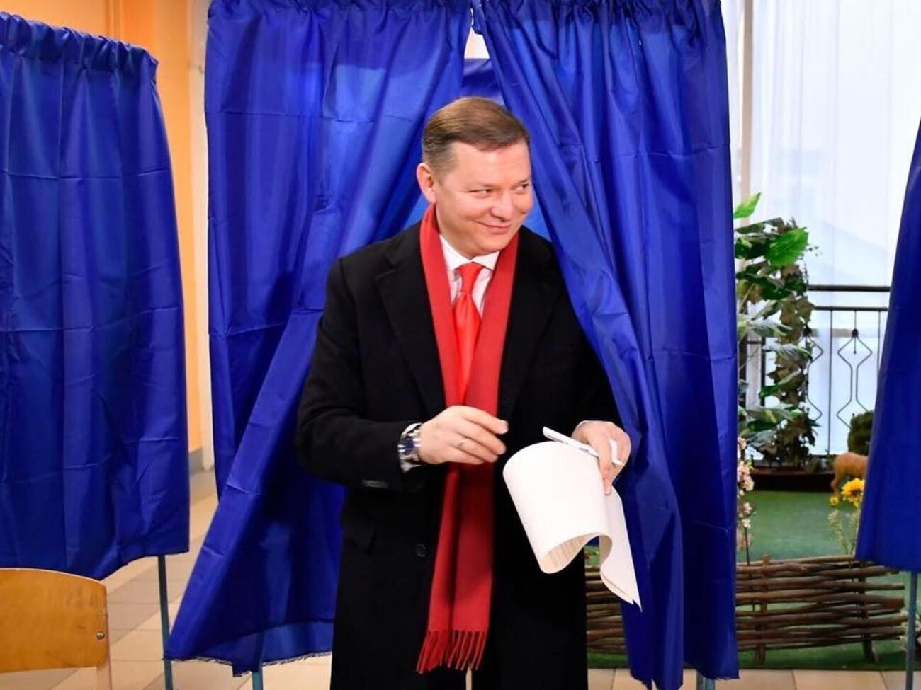 Ляшко на виборчій дільниці продемонстрував свій бюлетень
