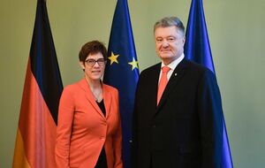 Порошенко зустрівся з Крамп-Карренбауер 12 квітня