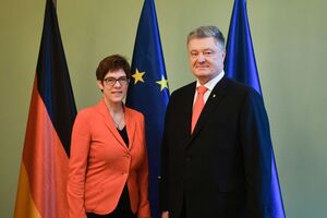 Порошенко зустрівся з Крамп-Карренбауер 12 квітня