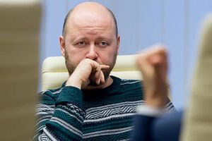 Порошенко – вороватый, неискренний, но с опытом и яйцами, Зеленский – харизматичный, но хамовитый и трусоватый. Вам какой больше нравится?