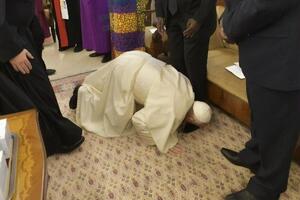 Папа Франциск поцеловал ноги лидерам Южного Судана
