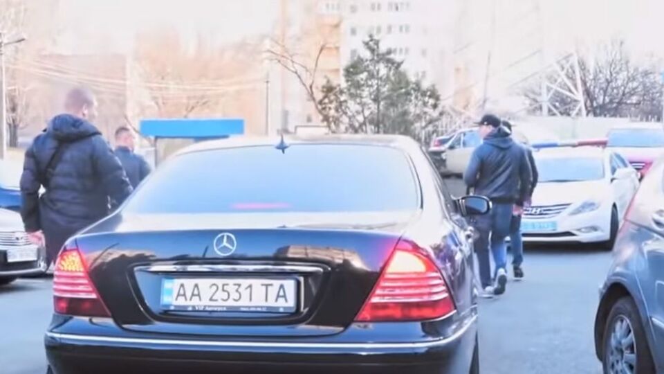 Зеленський їздить на чорній машині