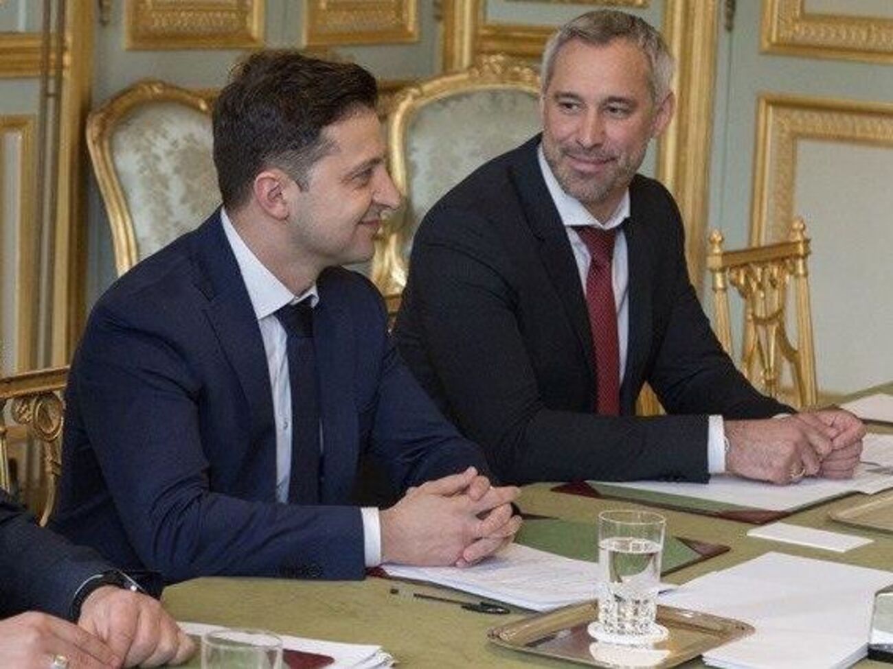 Зеленський (на фото зліва) зустрічався з президентом Франції в Єлисейському палаці