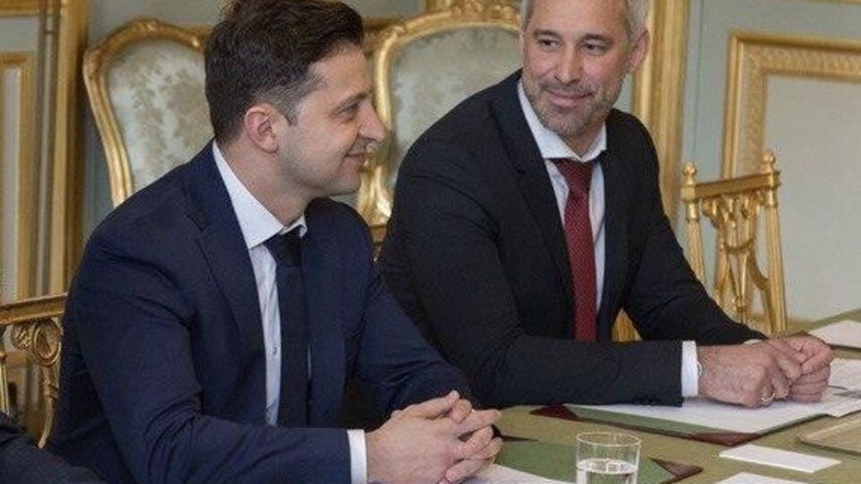 Зеленський (на фото зліва) зустрічався з президентом Франції в Єлисейському палаці