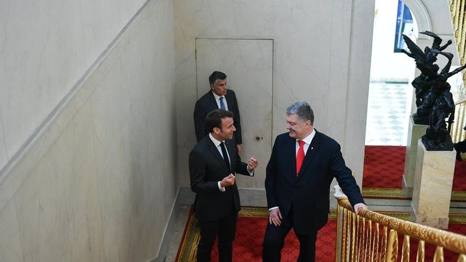 Порошенко дал интервью украинским телеканалам после встречи с Макроном в Париже