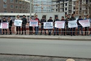 Активісти прийшли на акцію з плакатами, у яких звернулися із закликами до одеського бізнесмена, власника "Кадорр Груп" Аднана Ківана