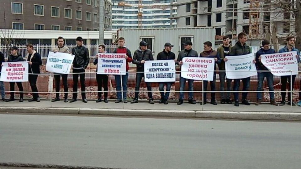 Активісти прийшли на акцію з плакатами, у яких звернулися із закликами до одеського бізнесмена, власника "Кадорр Груп" Аднана Ківана