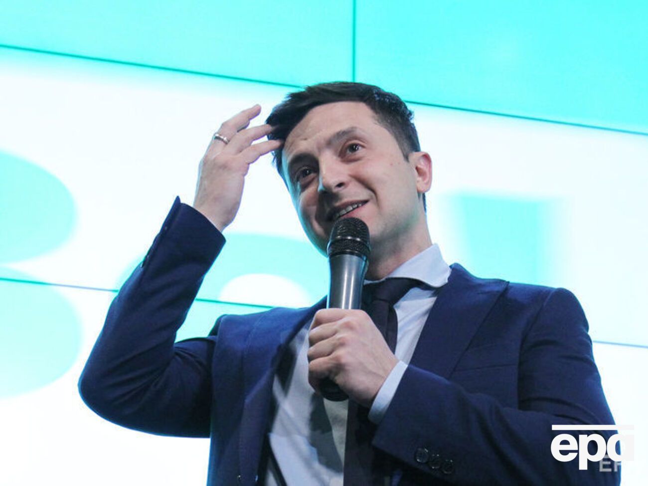 Зеленський (на фото) назвав дії Порошенка образливими