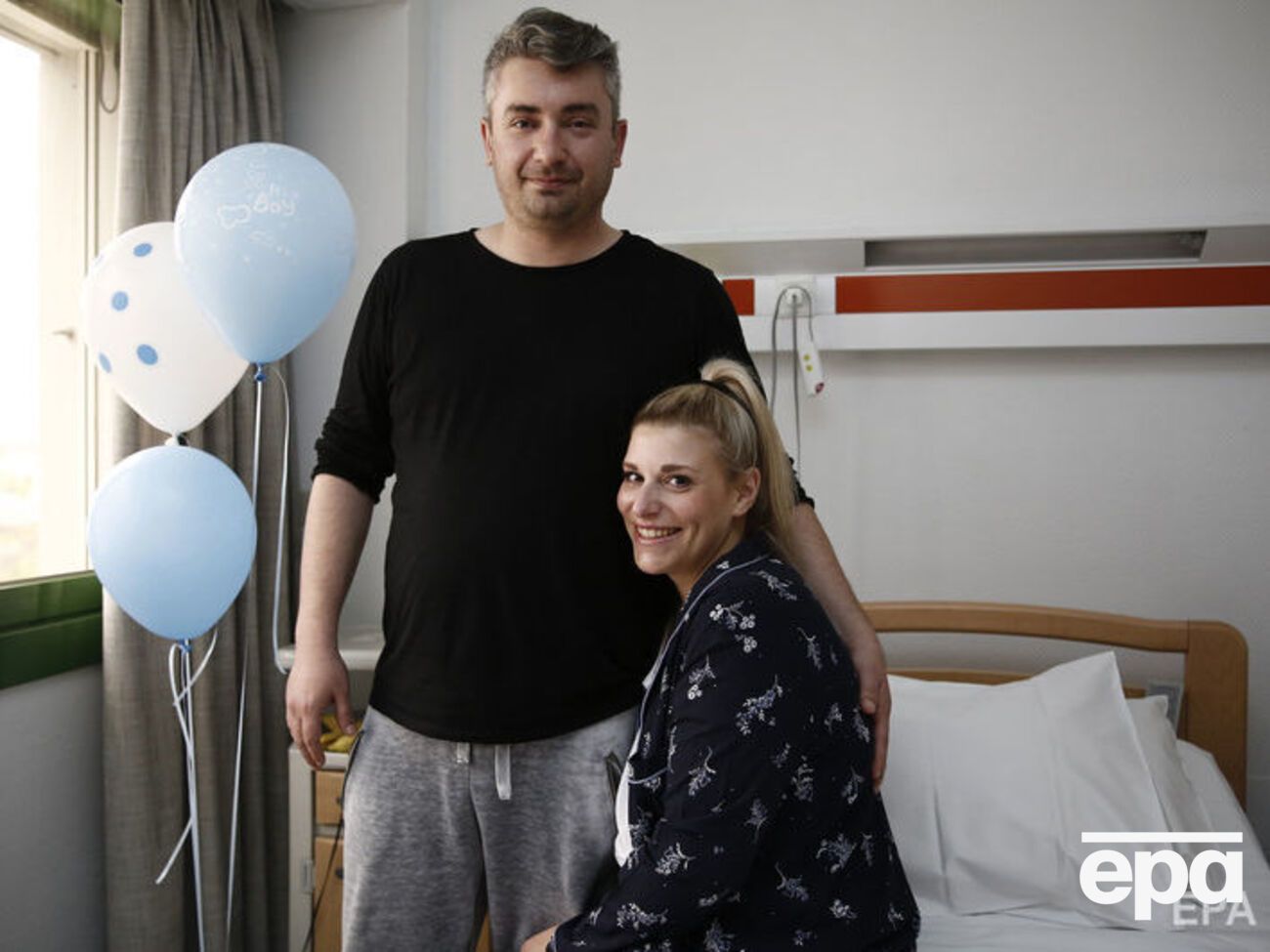 Мать новорожденного Матина Каравокири и ее муж Димитрис дали интервью в родильном доме в Афинах