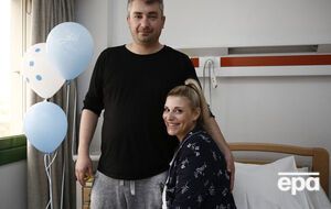 Мать новорожденного Матина Каравокири и ее муж Димитрис дали интервью в родильном доме в Афинах