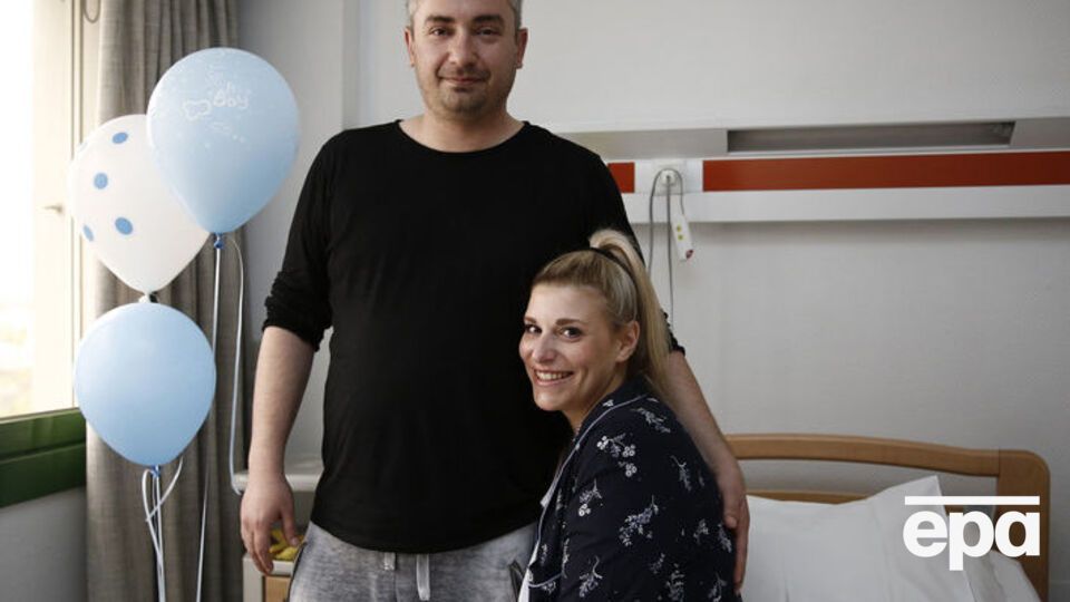 Мать новорожденного Матина Каравокири и ее муж Димитрис дали интервью в родильном доме в Афинах