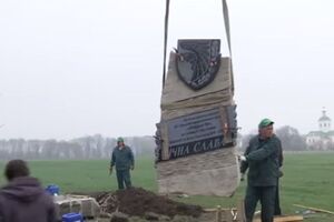 Настоятелька монастиря сказала журналістам, що боїться за поле й город, які туристи можуть затоптати