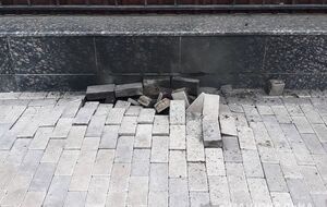 В результате происшествия была повреждена брусчатка