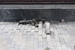 В результате происшествия была повреждена брусчатка