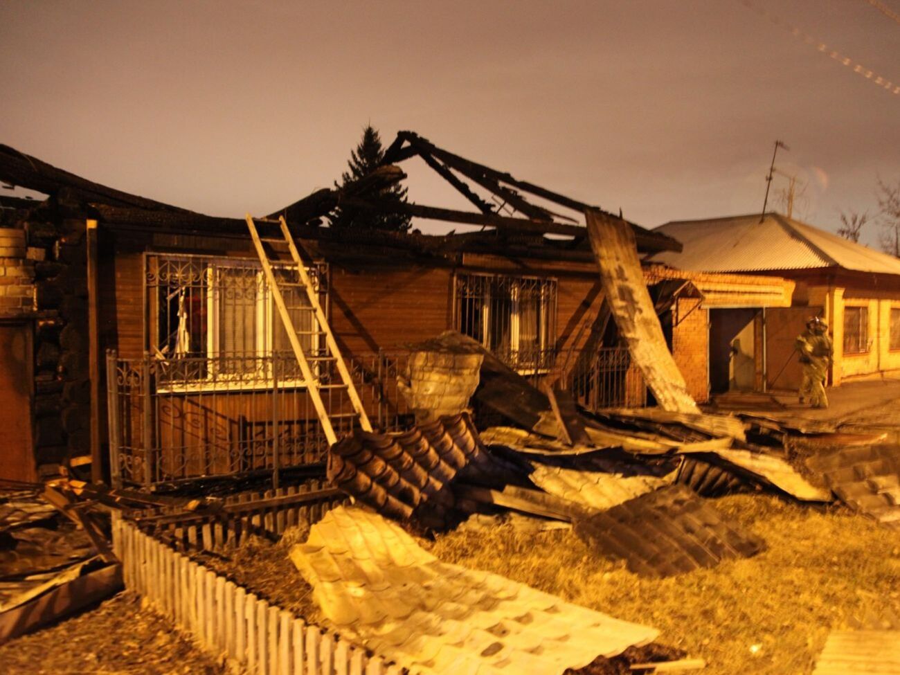 Під час перестрілки прихильників ІДІЛ зі спецпризначенцяими в будинку, де ховалися бойовики, виникла пожежа