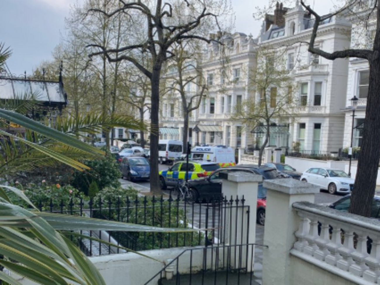 Неизвестный атаковал машину посла в тот момент, когда она парковалась у посольства