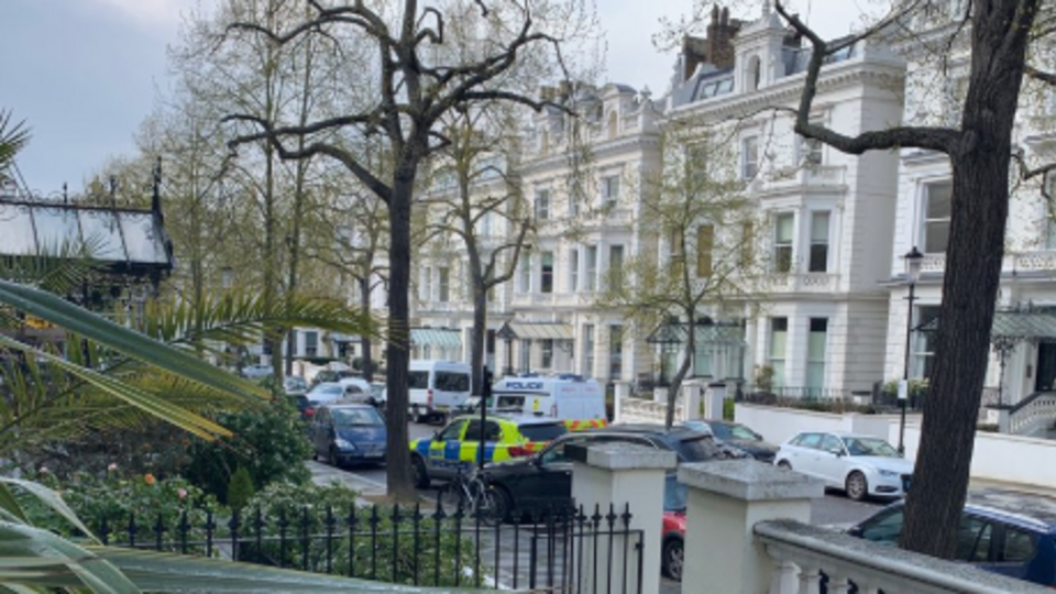 Неизвестный атаковал машину посла в тот момент, когда она парковалась у посольства