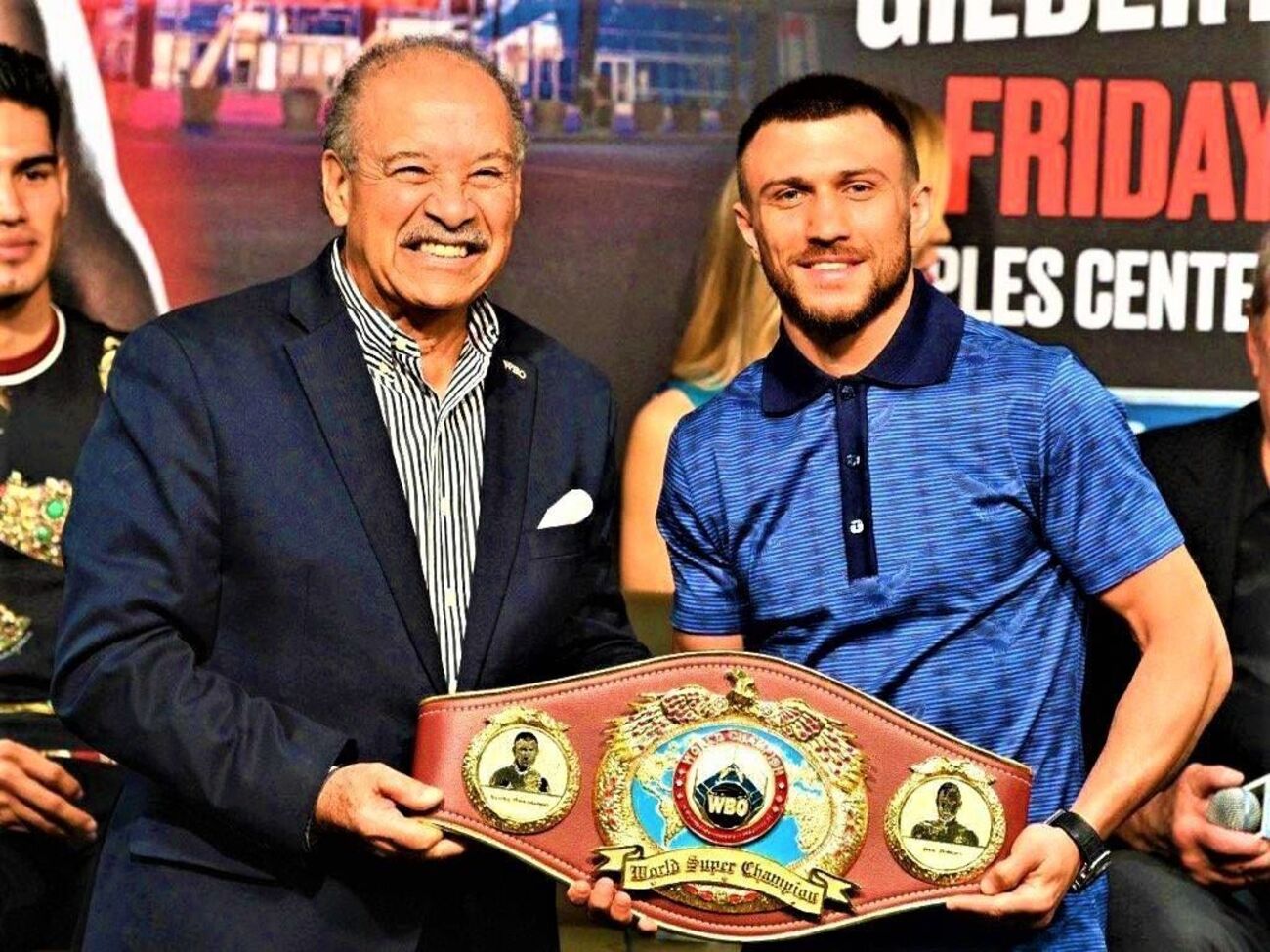 Повреждение Ломаченко (на фото справа) получил в бою 12 апреля