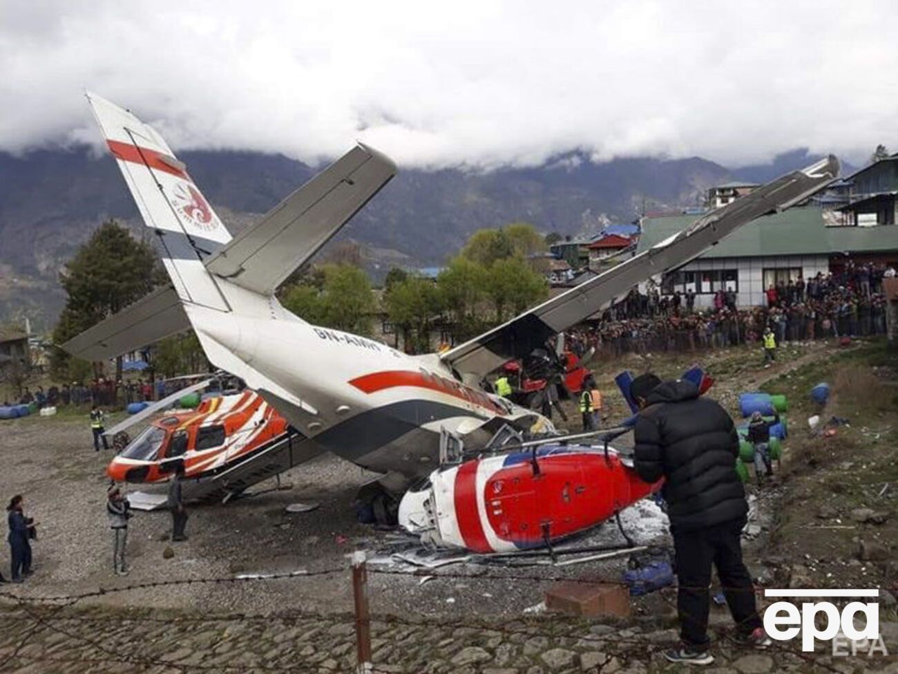 В результате столкновения пострадало два вертолета