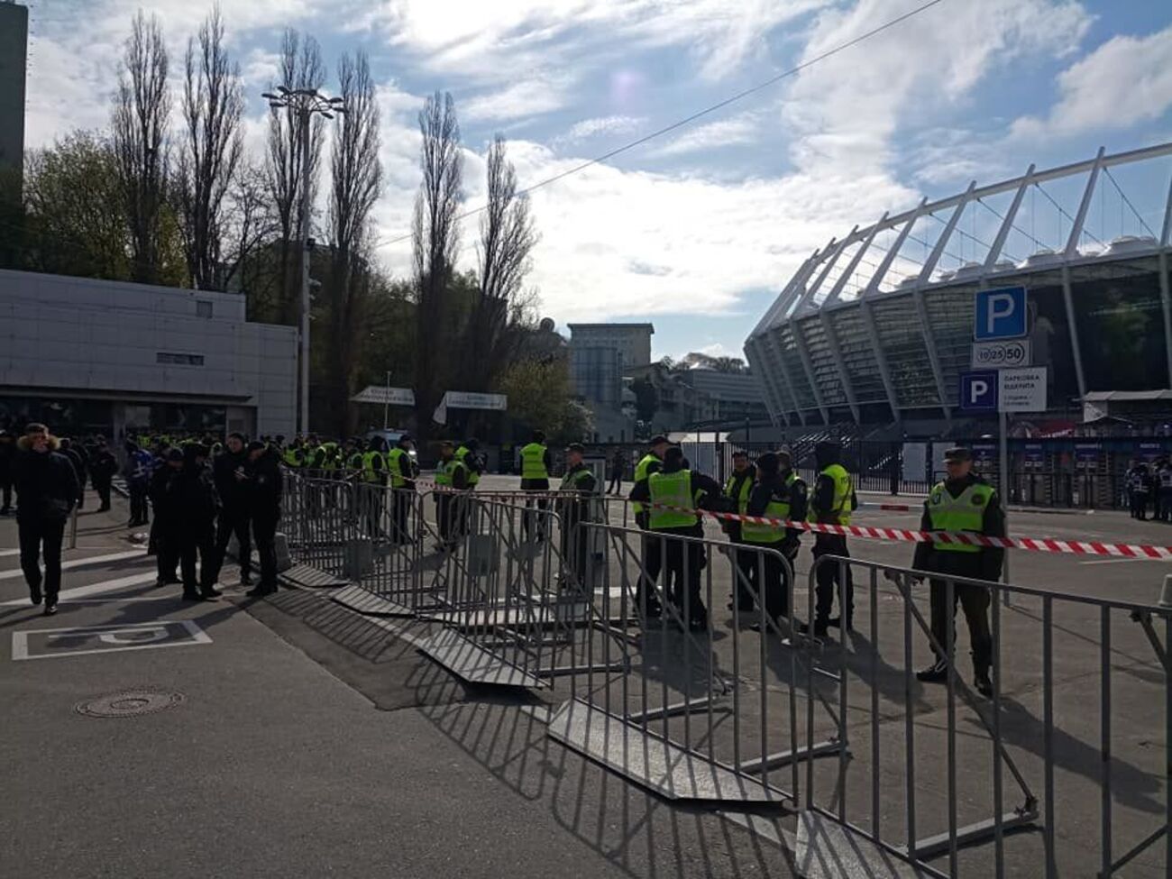 Біля спорткомплексу присутні нацгвардійці і поліцейські