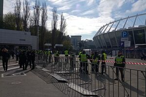 Возле спорткомплекса присутствуют нацгвардейцы и полицейские