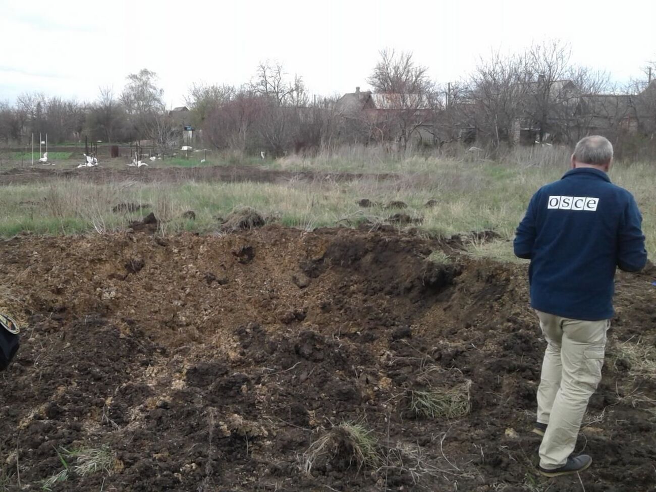 На месте воронок от реактивных боеприпасов нашли фрагменты запрещенного Минскими соглашениями оружия