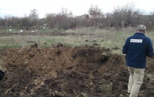 На месте воронок от реактивных боеприпасов нашли фрагменты запрещенного Минскими соглашениями оружия